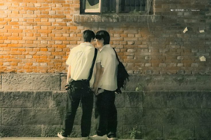 au #kooktae —  Overheard love

Tae siempre practica cómo confesarle sus sentimientos a Jk, después de clases creyendo que está completamente solo.

Jk, por accidente, se queda ese día
y termina escuchando cómo el lindo hermano de su mejor amigo se le declara.
#kooktae #kookv