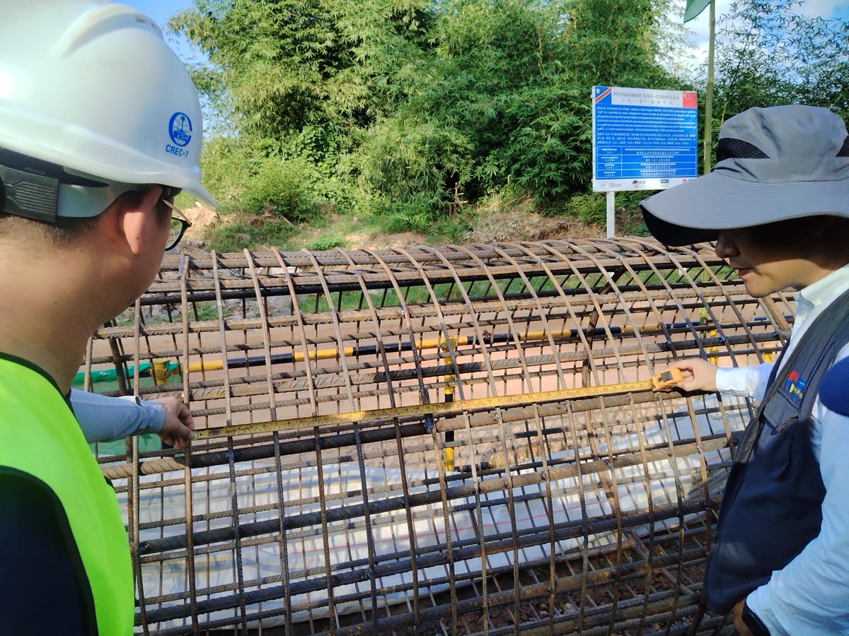 SISC_SA's tweet image. #Infrastructure: Depuis le 21 avril, l’équipe d’inspection de SISC a mené une mission d’une semaine sur le projet de la Manterne–Tshela–Singini , axée sur la sécurité et la qualité, afin de renforcer la responsabilité opérationnelle.
Les contrôles ont couvert les travaux d’enrobé