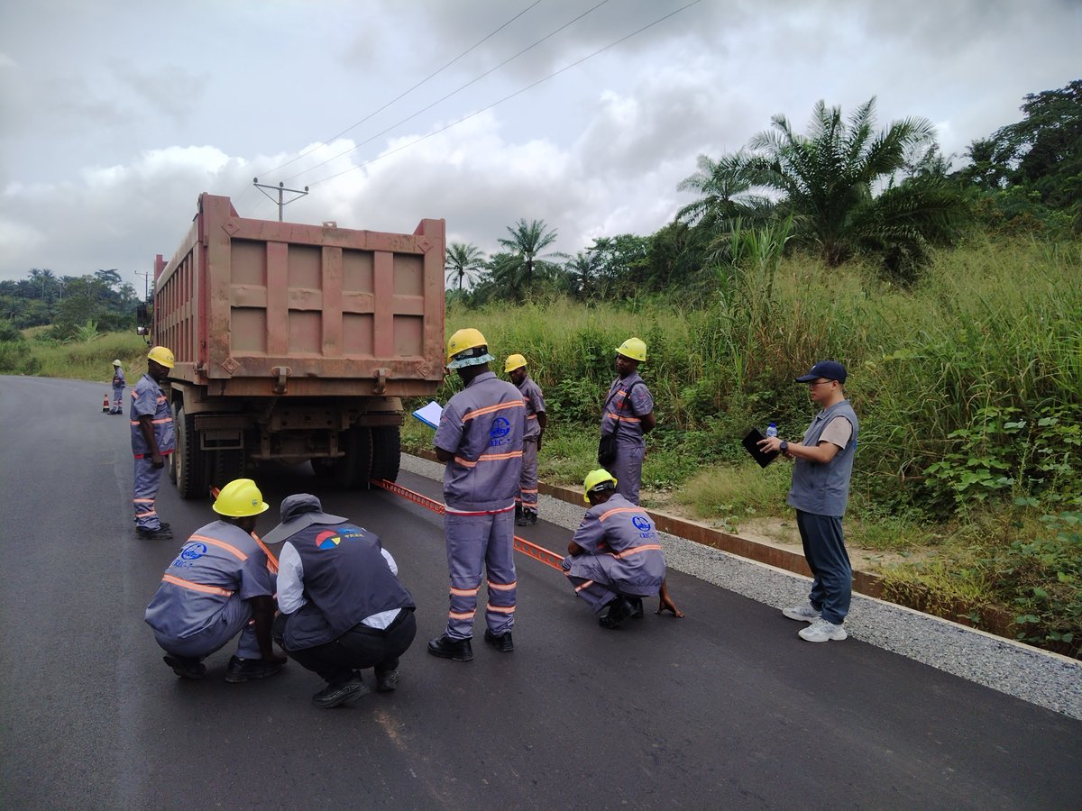 SISC_SA's tweet image. #Infrastructure: Depuis le 21 avril, l’équipe d’inspection de SISC a mené une mission d’une semaine sur le projet de la Manterne–Tshela–Singini , axée sur la sécurité et la qualité, afin de renforcer la responsabilité opérationnelle.
Les contrôles ont couvert les travaux d’enrobé