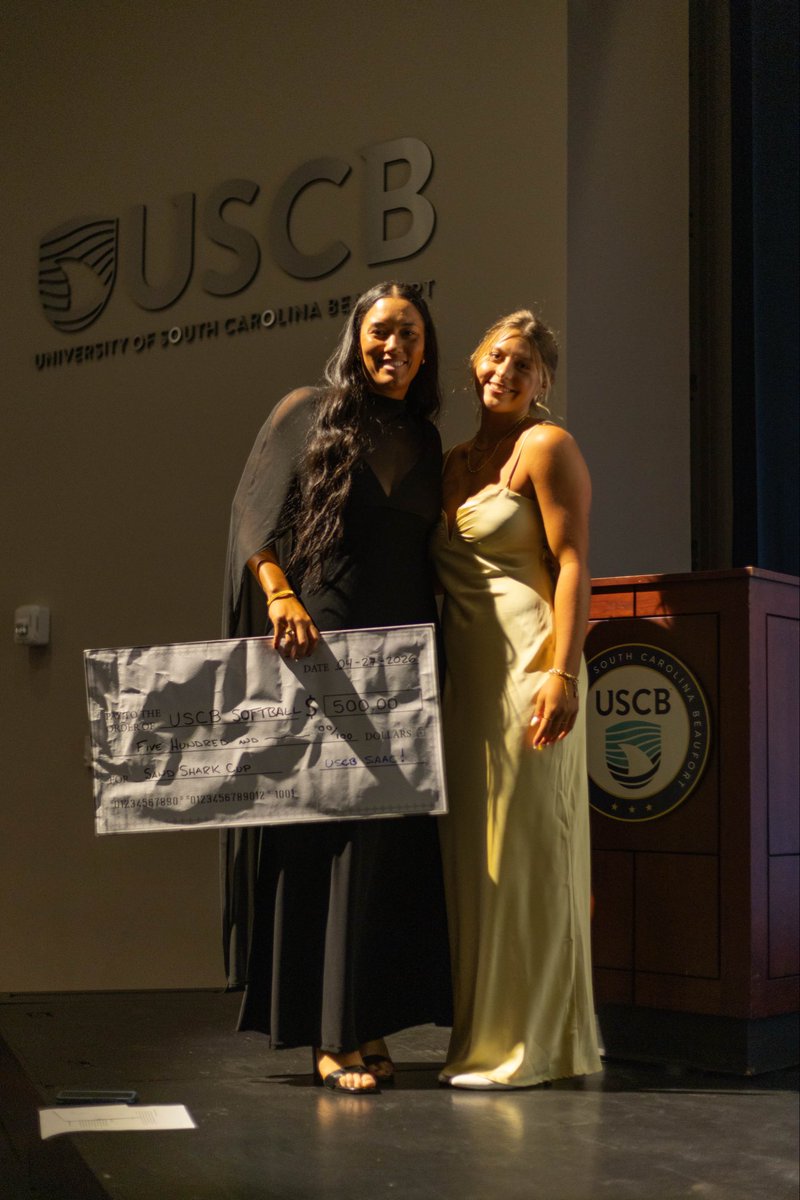 USCBSoftball's tweet photo. 𝗦𝗔𝗡𝗗 𝗦𝗛𝗔𝗥𝗞 𝗖𝗨𝗣 - 🏆 https://t.co/OGPXT0OhC2