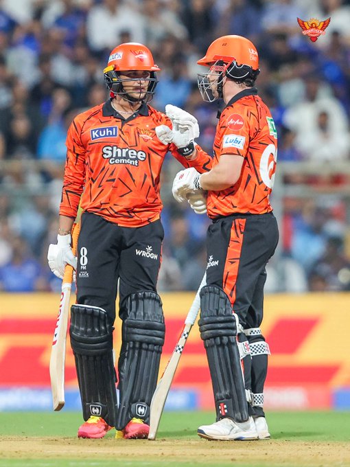 From the word GO 🔥 TravShek have put on 126 in just 8 overs! 👊🏻