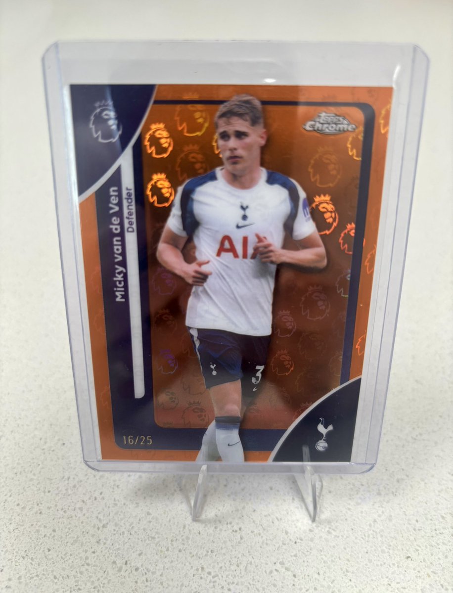 dsfootballcards's tweet image. TOPPS CHROME PREMIER LEAGUE LOGOFRACTOR ORANGE BURST 2025/26 - MICKY VAN DE VEN TOTTENHAM HOTSPUR FC - NUMBERED /25 #topps #toppschrome #mickyvandeven #spurs #footballcards