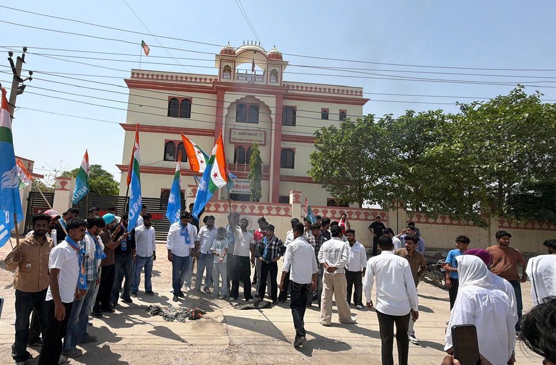श्रीगंगानगर NSUI द्वारा भाजपा कार्यालय के समक्ष राधामोहन दास अग्रवाल का पुतला दहन कर कड़ा विरोध दर्ज कराया गया।
AICC महासचिव एवं टोंक विधायक श्री <a href="/SachinPilot/">Sachin Pilot</a> जी पर की गई अशोभनीय टिप्पणी राजस्थान की मर्यादा पर सीधा हमला है और भाजपा की अहंकारी, गिरती हुई सोच को उजागर करती है