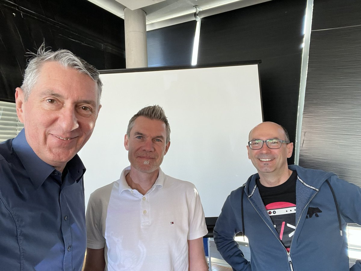 wolflook's tweet photo. The session „30 Years of Interfaces - A Retrospective - What have we learned?“ by Thilo Frotscher starts in the German National Library Frankfurt am Main at the Java User Group Frankfurt @jugffm @thfro https://t.co/8fjAjcyF90