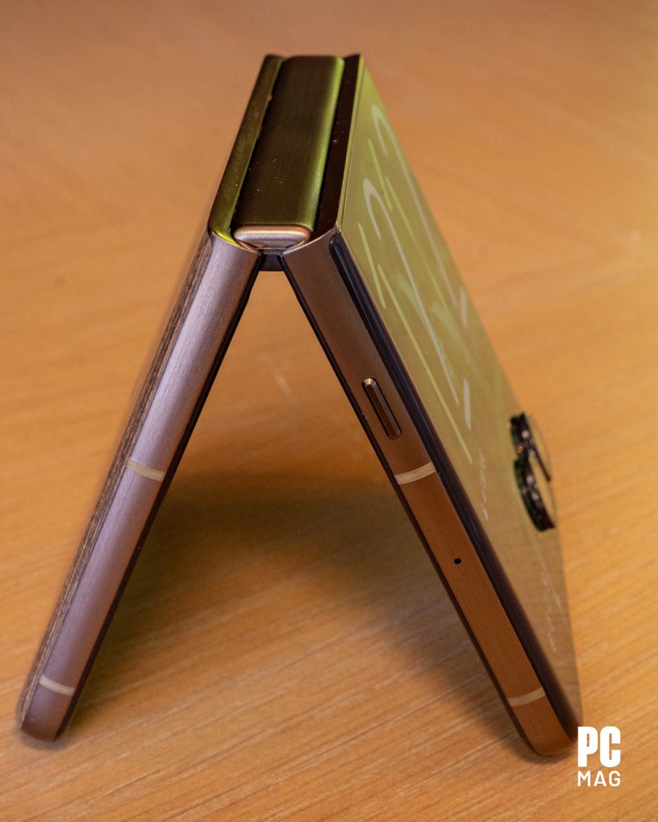 PCMag's tweet image. Introduced yesterday in LA, the 2026 Motorola Razr Ultra pushes foldables forward.

While its top-of-the-line specs are impressive, the steep $1,499.99 MSRP makes it a tough sell – especially compared to heavily discounted 2025 models. 📱📸💸

#Motorola #RazrUltra #FoldablePhone