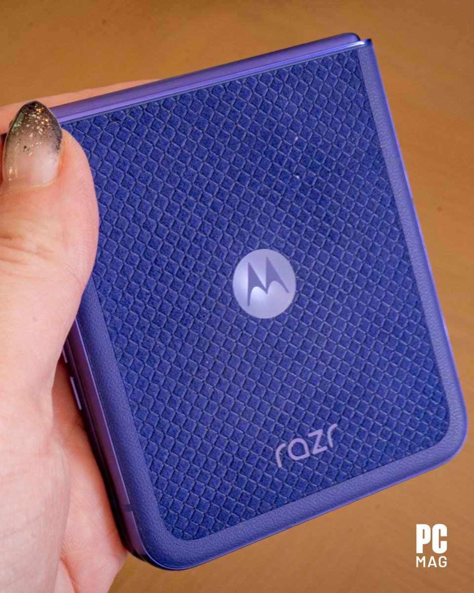 PCMag's tweet image. Introduced yesterday in LA, the 2026 Motorola Razr Ultra pushes foldables forward.

While its top-of-the-line specs are impressive, the steep $1,499.99 MSRP makes it a tough sell – especially compared to heavily discounted 2025 models. 📱📸💸

#Motorola #RazrUltra #FoldablePhone
