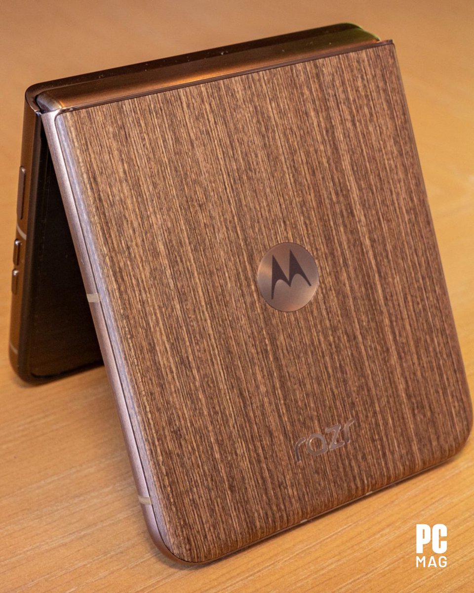 PCMag's tweet image. Introduced yesterday in LA, the 2026 Motorola Razr Ultra pushes foldables forward.

While its top-of-the-line specs are impressive, the steep $1,499.99 MSRP makes it a tough sell – especially compared to heavily discounted 2025 models. 📱📸💸

#Motorola #RazrUltra #FoldablePhone