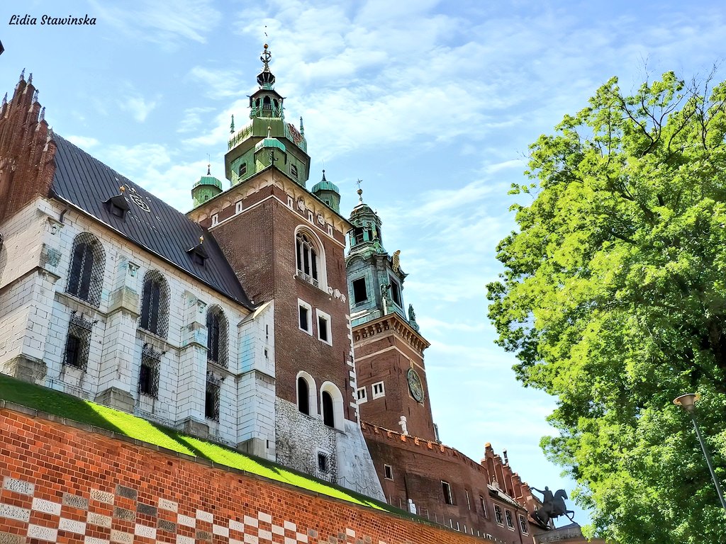 tsEmma15's tweet image. Gothic meets Baroque. In the foreground is the monumental Sigismund Tower of Wawel Cathedral, which houses the famous bell.
The hill is a blend of many eras – from Romanesque foundations to Renaissance details.

#Architecture #WawelCathedral #Krakow #Monuments #Poland