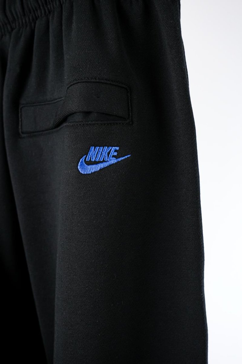 SnK_StreetGym's tweet image. All black. All focus. Just do it 💙

Shop in-store and online🇿🇦
•Nike Sportswear Club Just Do It Oversized Crew
R 1,299

•Nike Club Just Do It Oversized Pant
R 1,199

#streetgym #nike #nikesportswear