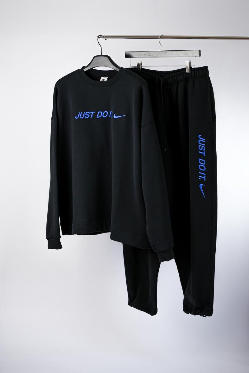 SnK_StreetGym's tweet image. All black. All focus. Just do it 💙

Shop in-store and online🇿🇦
•Nike Sportswear Club Just Do It Oversized Crew
R 1,299

•Nike Club Just Do It Oversized Pant
R 1,199

#streetgym #nike #nikesportswear