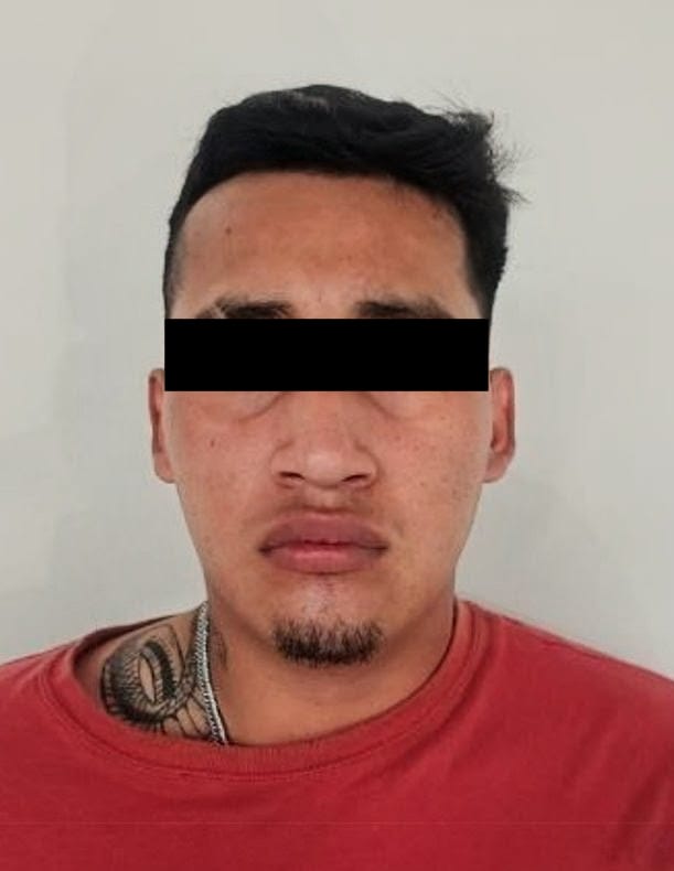 FiscaliaNL's tweet photo. 🚨 FISCALÍA INFORMA🚨
Detención en flagrancia por delito contra la salud

Detectives de la AEI detuvieron a un masculino, identificado como generador de violencia, en la colonia Valle de Santa Lucía, en Monterrey, tras ser sorprendido en posesión de narcóticos y un arma de fuego.

Los hechos se registraron el 28 de abril de 2026, cuando el ahora detenido fue observado en vía pública realizando presuntas actividades de narcomenudeo. Al notar la presencia de los agentes, una de las personas que lo acompañaba huyó del lugar, mientras que el detenido fue interceptado.

Tras una inspección, se le localizó un arma de fuego corta abastecida, así como diversas dosis de sustancias con características de marihuana y cristal, además de una báscula digital, teléfono celular y dinero en efectivo.

👤 Detenido:
* Nicolás “N”, 22 años

🔍 Aseguramientos:
* Arma de fuego corta abastecida
* Dosis de marihuana y cristal
* Báscula digital, celular y efectivo

El detenido fue puesto a disposición del Ministerio Público especializado, quien determinará su situación jurídica.