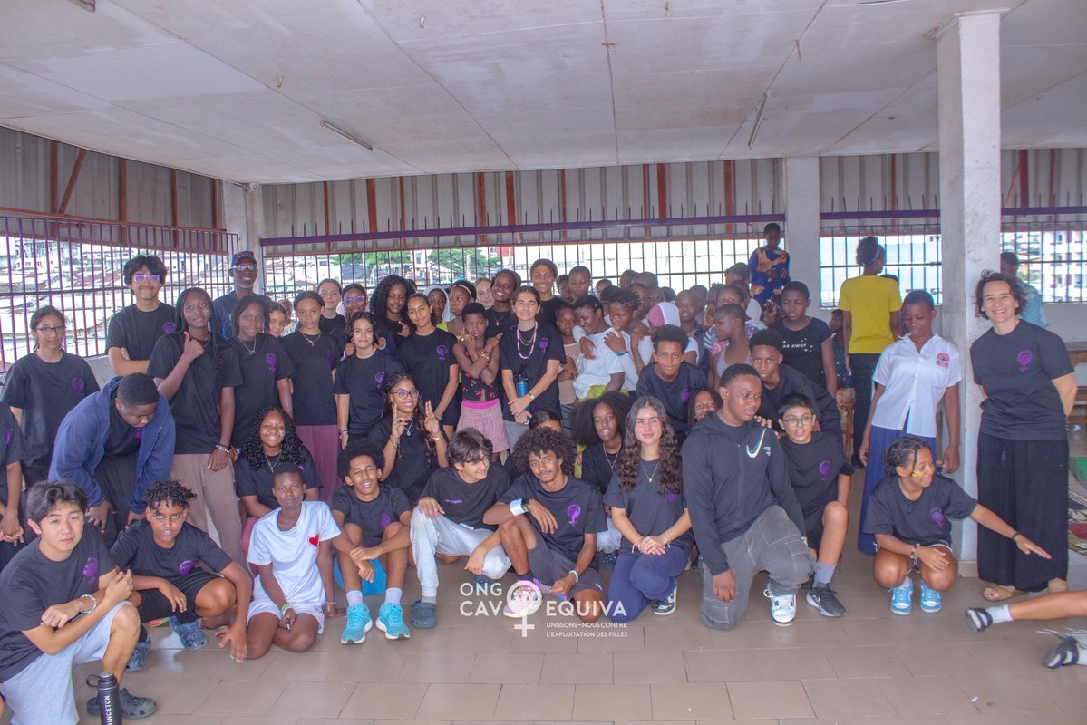 ONG_Cavoequiva's tweet image. ✨ Belle journée de partage à l’ONG Cavoequiva avec les élèves du Lycée Américain d’Abidjan (ICSA) ! 💙

Pose de vernis, colliers en perles, dessin et surtout de beaux moments de joie avec nos pensionnaires.

#ONGCavoequiva #ICSAAbidjan #Partage #Solidarité