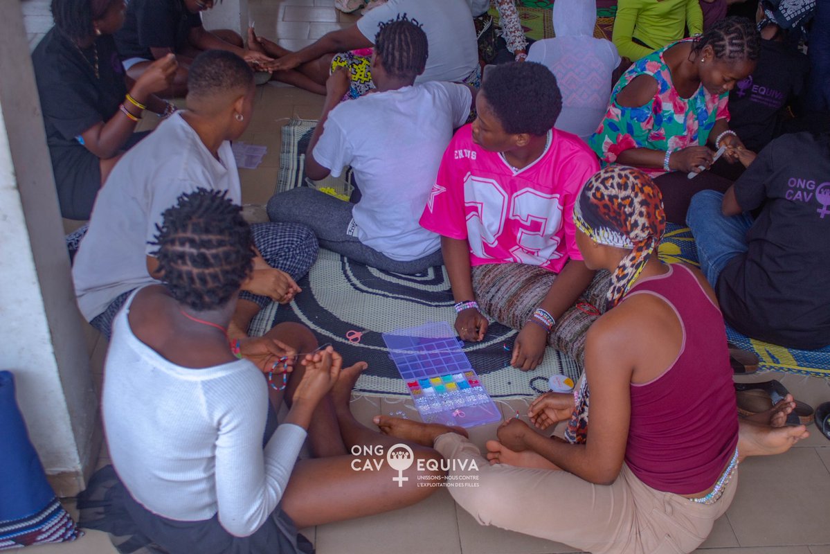 ONG_Cavoequiva's tweet image. ✨ Belle journée de partage à l’ONG Cavoequiva avec les élèves du Lycée Américain d’Abidjan (ICSA) ! 💙

Pose de vernis, colliers en perles, dessin et surtout de beaux moments de joie avec nos pensionnaires.

#ONGCavoequiva #ICSAAbidjan #Partage #Solidarité