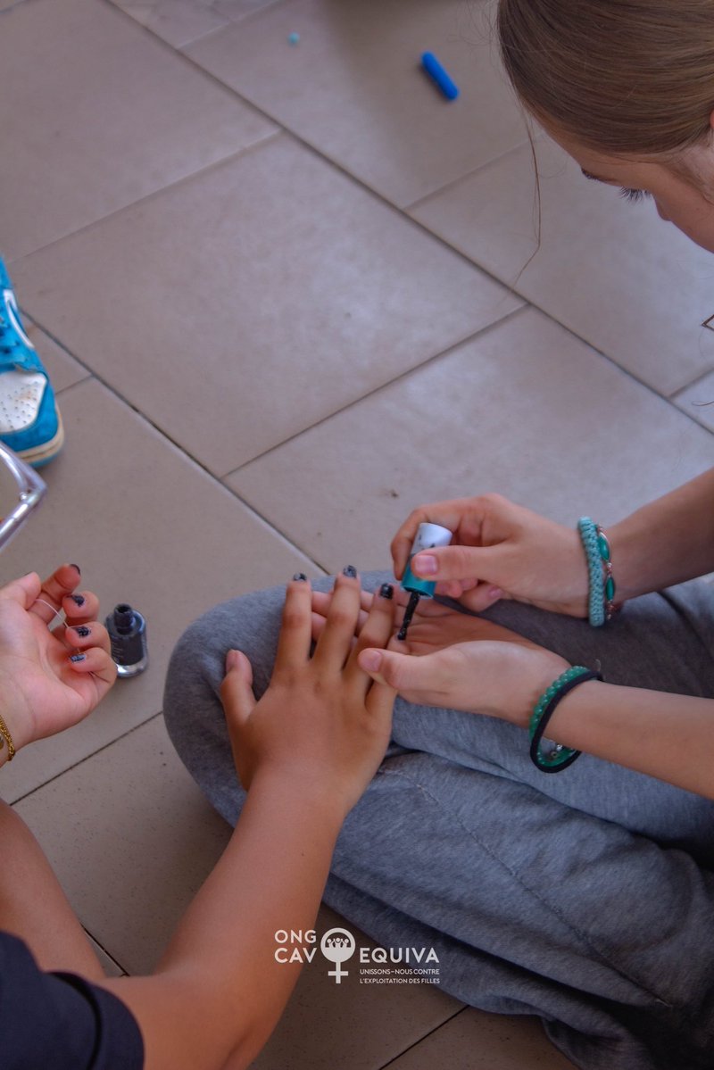 ONG_Cavoequiva's tweet image. ✨ Belle journée de partage à l’ONG Cavoequiva avec les élèves du Lycée Américain d’Abidjan (ICSA) ! 💙

Pose de vernis, colliers en perles, dessin et surtout de beaux moments de joie avec nos pensionnaires.

#ONGCavoequiva #ICSAAbidjan #Partage #Solidarité