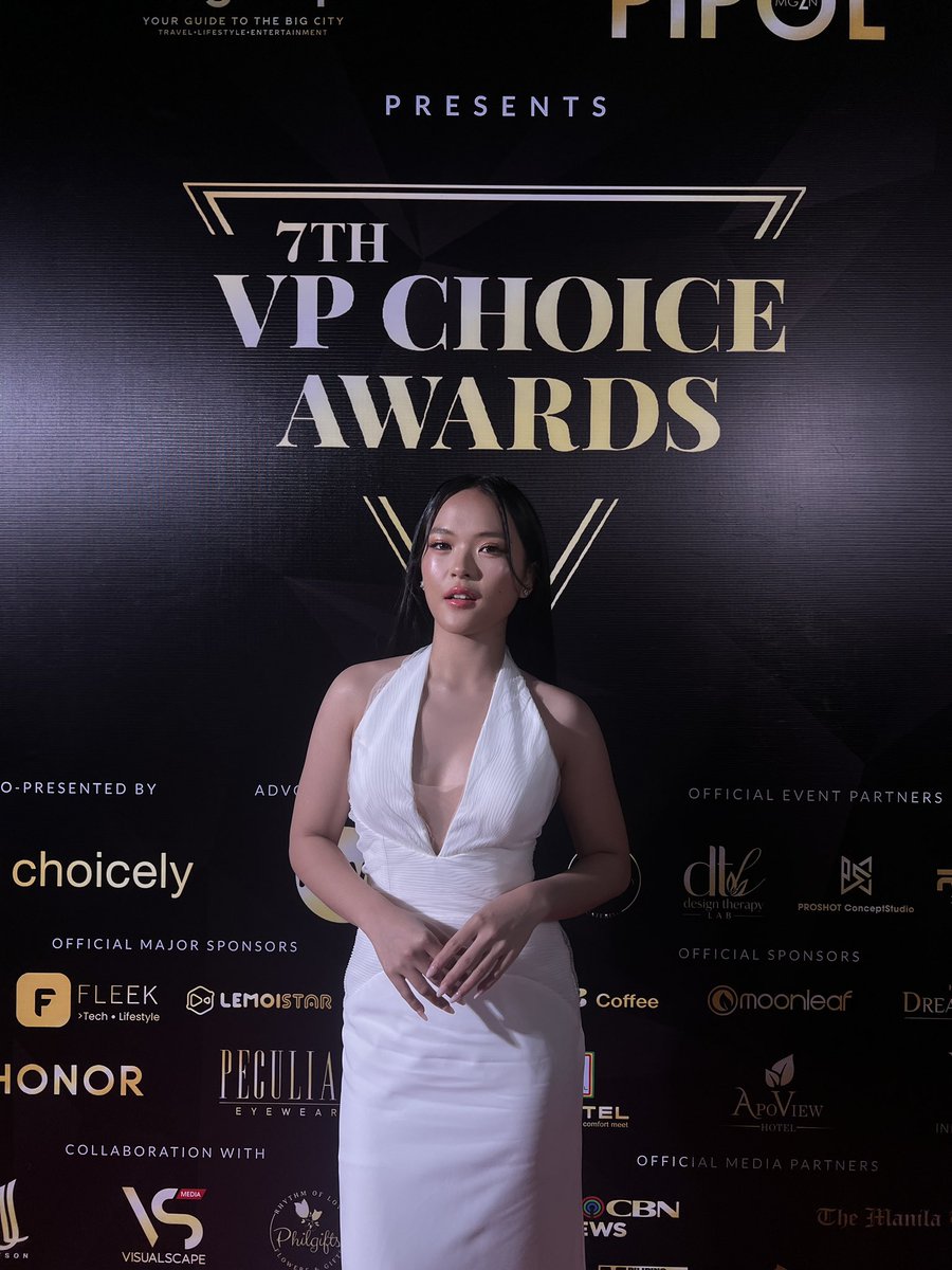 Rain Celmar is looking elegant in white, joining the red carpet of the 7th VP Choice Awards.

#7thVPCAGala
#7thVPChoiceAwards
#VillagePipol