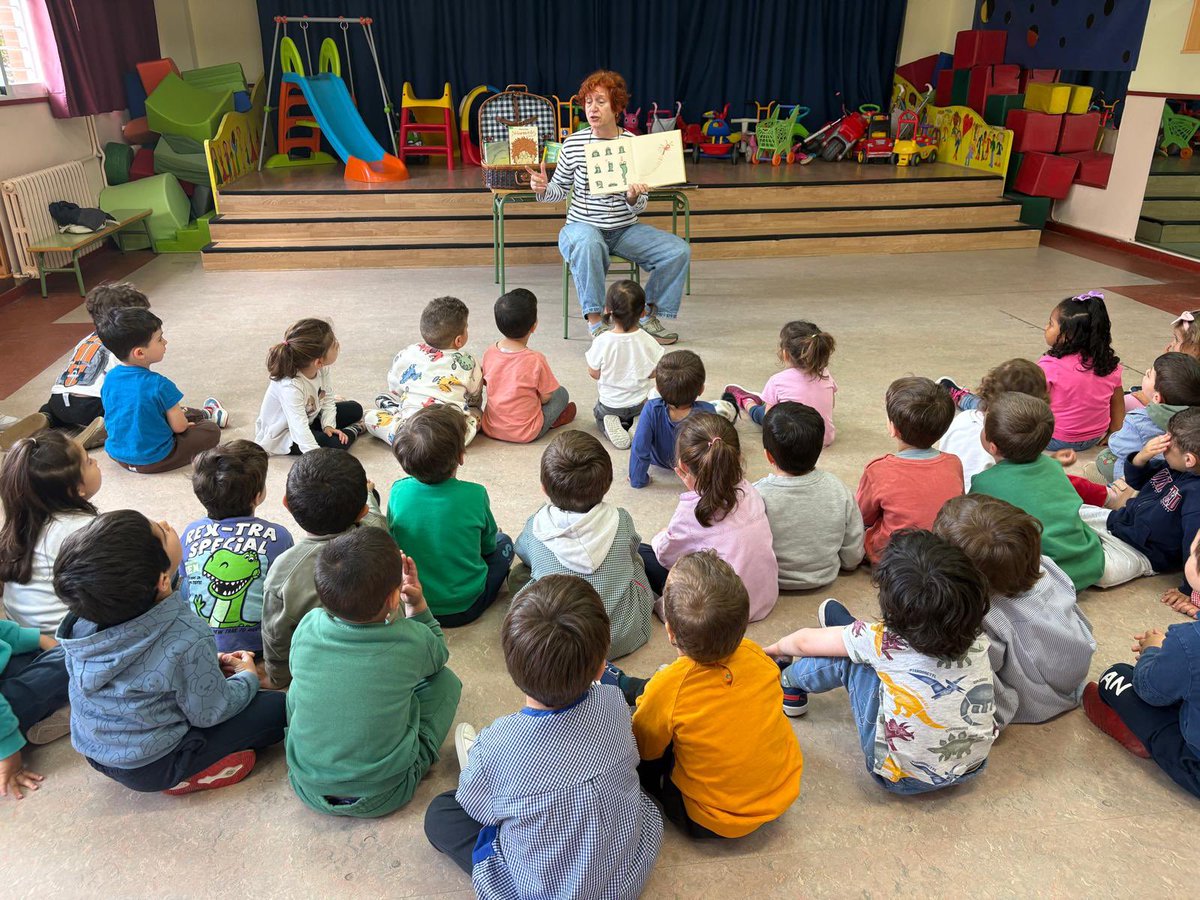 ELMARINAESCOBAR's tweet photo. El fomento de la lectura es un eje fundamental en nuestro colegio todo el curso. Esta mañana hemos tenido la suerte de contar  con un Cuentacuentos en Infantil gracias a la Editorial Santillana. https://t.co/XTqzymI1GR