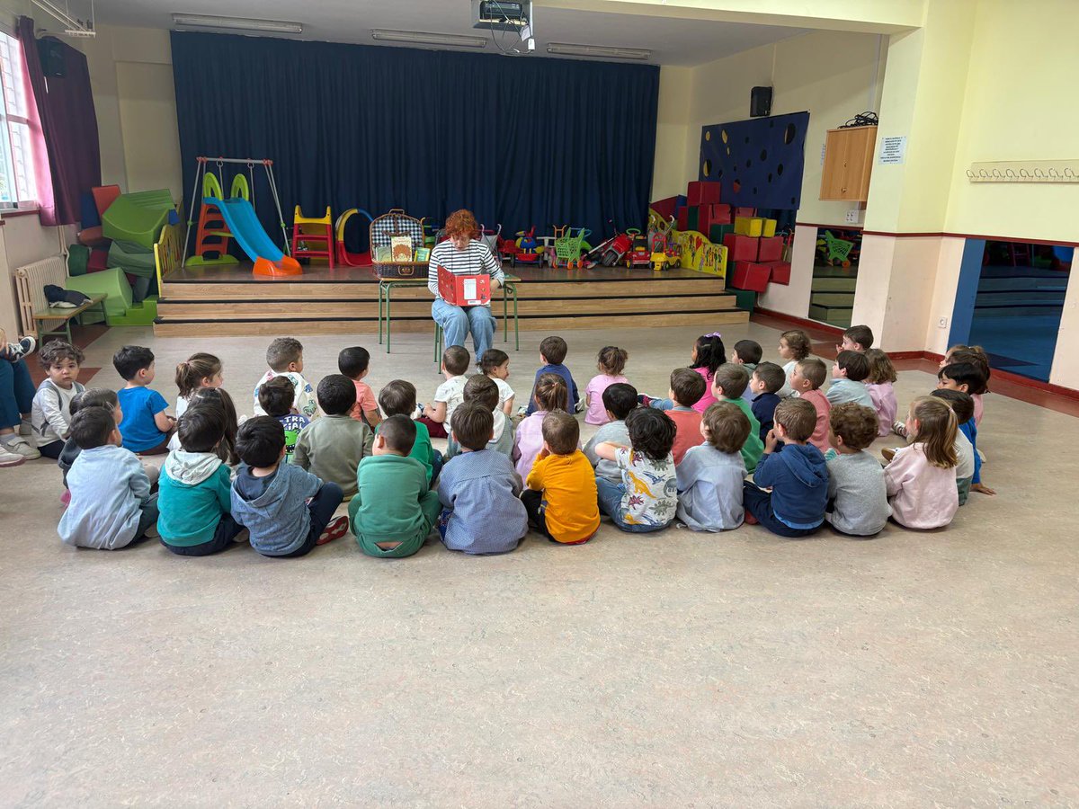 ELMARINAESCOBAR's tweet photo. El fomento de la lectura es un eje fundamental en nuestro colegio todo el curso. Esta mañana hemos tenido la suerte de contar  con un Cuentacuentos en Infantil gracias a la Editorial Santillana. https://t.co/XTqzymI1GR