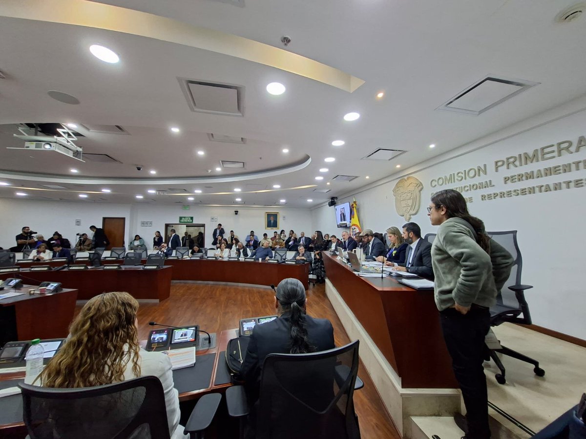 Aprobado en primer debate proyecto de protección a los denunciantes de corrupción del que soy coautora junto con <a href="/delmarpizarro/">Mar Pizarro</a> y <a href="/CathyJuvinao/">Cathy Juvinao🌻💚</a> hoy en la comisión primera de la <a href="/CamaraColombia/">Cámara de Representantes de Colombia</a>. 
Avanzamos.