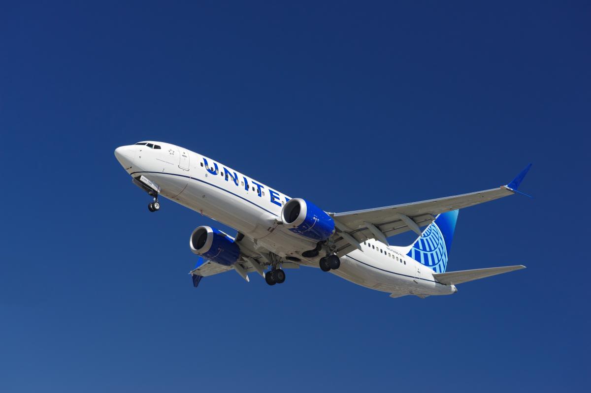 nypost's tweet photo. United Airlines flight from San Francisco to San Diego reportedly strikes 'red, shiny' drone https://t.co/aUeobpNUWM https://t.co/YfjfCXes1c