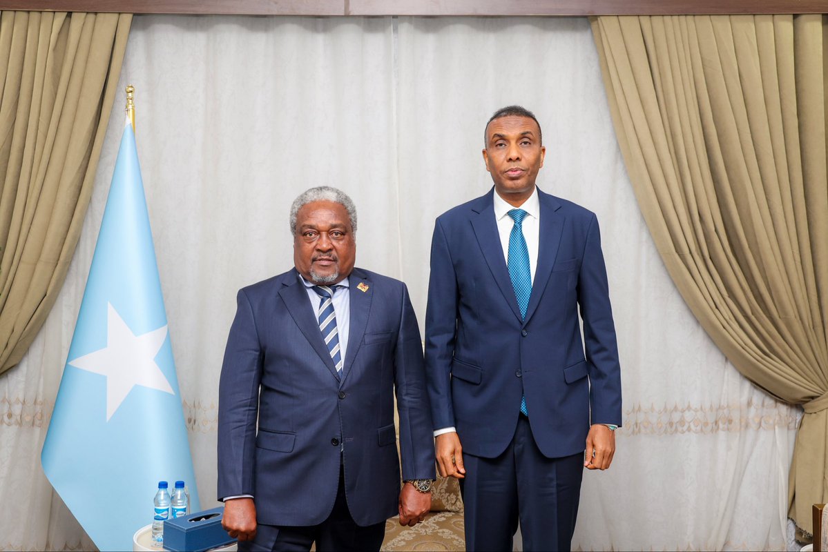 HamzaAbdiBarre's tweet image. Received Kenya’s Ambassador to Somalia, Amb. Cyprian Kubai Iringo, together with Deputy Ambassador, Hon. Elias Bare Shill, for a forward-looking exchange on Somalia–Kenya cooperation. Our discussions focused on deepening collaboration across key areas, including security and