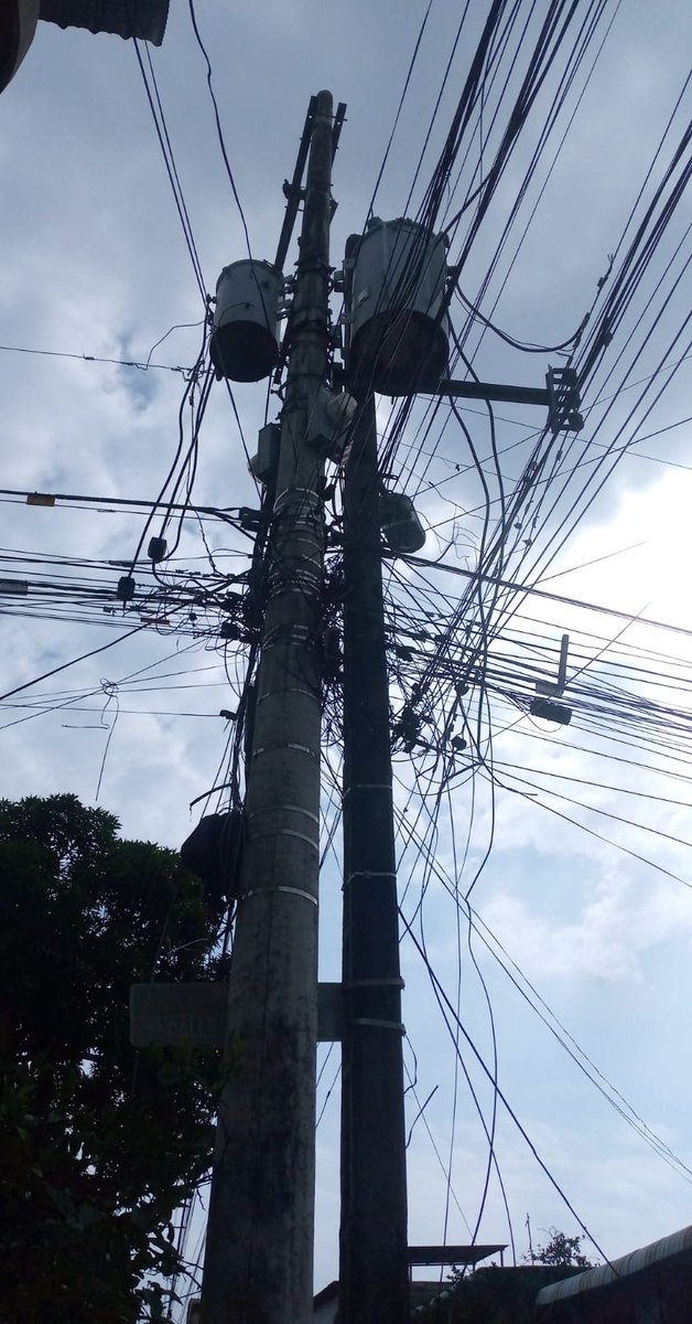 LeonelaPinR's tweet photo. Señores @CNEL_EP  El transformador ubicado en [COOPERATIVA 12 DE OCTUBRE Mz 2136 - GUASMO SUR ] presenta fallas constantes  "se baja la vela" Esta situación está provocando interrupciones totales del servicio en varias viviendas en horas de la noche, favor su ayuda.
Urgente https://t.co/7qeHEMarZq
