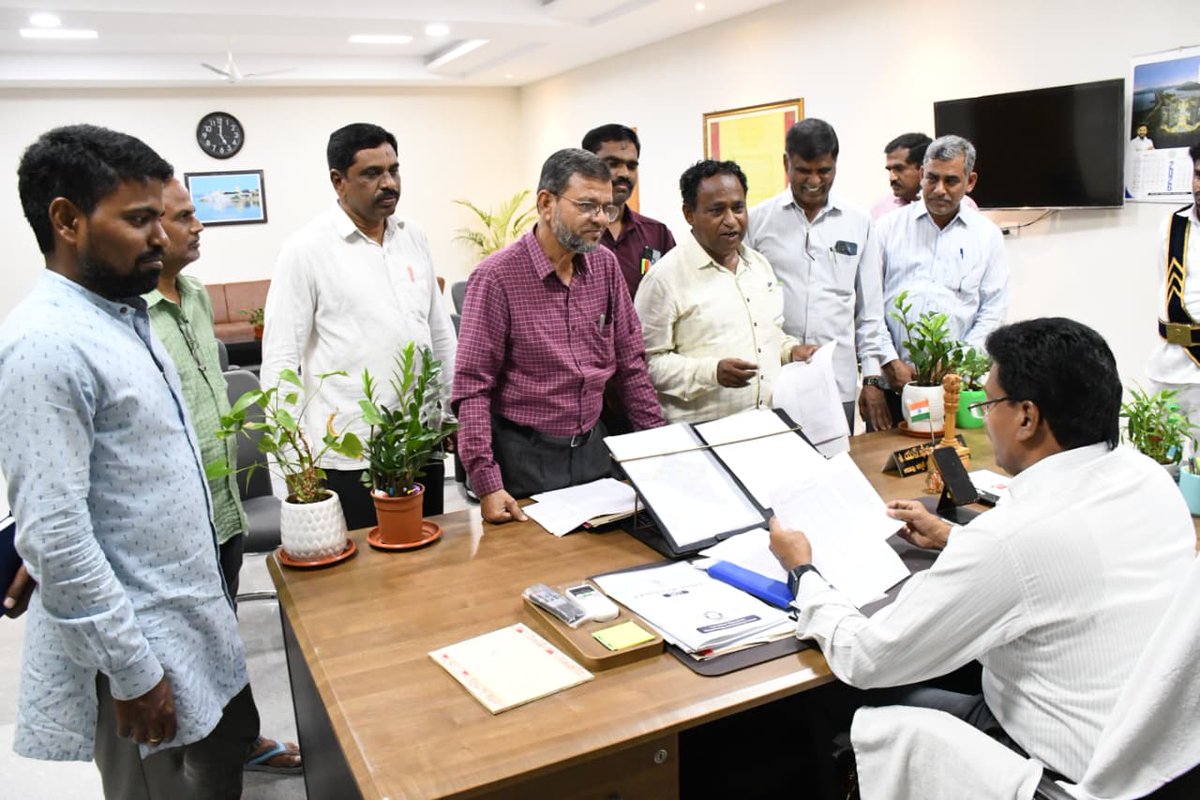 DPRO_WANAPARTHY's tweet image. అలాగే, ఈసారి ఫలితాల్లో విద్యార్థులు వెనుకబడిన విషయాలపై అధికారులు ప్రత్యేక దృష్టి సారించి, వచ్చే సంవత్సరం మరింత మెరుగైన ఫలితాలు సాధించేలా చర్యలు తీసుకోవాలని ఆయన సూచించారు. @Collector_WNP  #collector #collectorwanaparthy #localbodycollector #education #DEO #sscresults @IPRTelangana