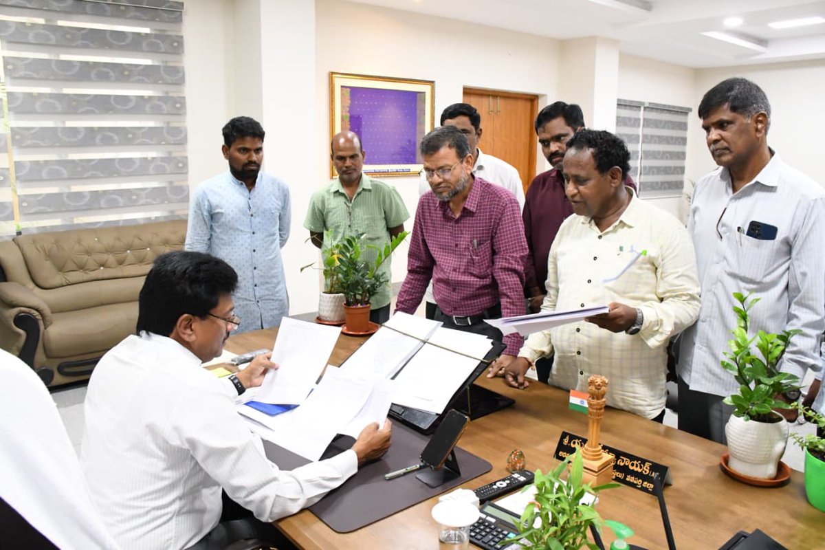 DPRO_WANAPARTHY's tweet image. అలాగే, ఈసారి ఫలితాల్లో విద్యార్థులు వెనుకబడిన విషయాలపై అధికారులు ప్రత్యేక దృష్టి సారించి, వచ్చే సంవత్సరం మరింత మెరుగైన ఫలితాలు సాధించేలా చర్యలు తీసుకోవాలని ఆయన సూచించారు. @Collector_WNP  #collector #collectorwanaparthy #localbodycollector #education #DEO #sscresults @IPRTelangana