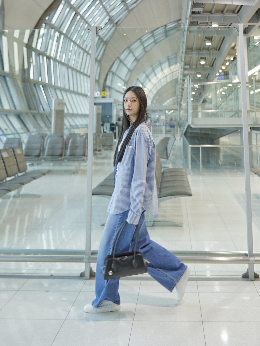 around_ent's tweet image. ส่องแอร์พอร์ตลุคของ มิ้ลค์ พรรษา #milkpansa เตรียมเช็กอินสู่ประเทศมาเลเซียเพื่อร่วมงาน Calvin Klein Store Opening ในวันที่ 30 เม.ย. นี้

#CalvinKlein #CalvinKleinXMilk 

มิ้ลค์ มาในลุคเดนิมจากคอลเลกชัน SS26 โดย  มิ้ลค์–พรรษา มาในลุคเสื้อเชิ้ตโอเวอร์ไซซ์เลเยอร์ทับเสื้อกล้าม