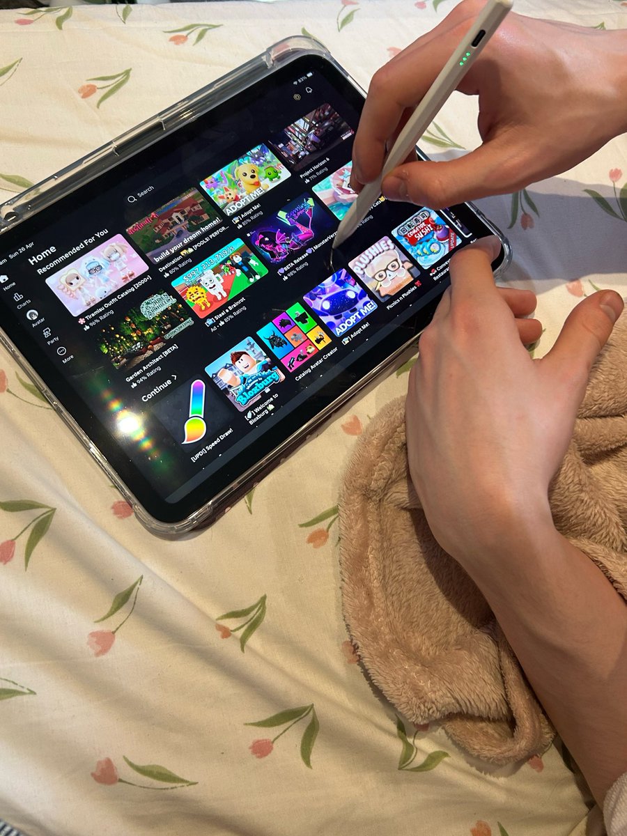 tinilamb's tweet photo. m got ipad for christmas :333 daddy play on it https://t.co/0fCO2V902x