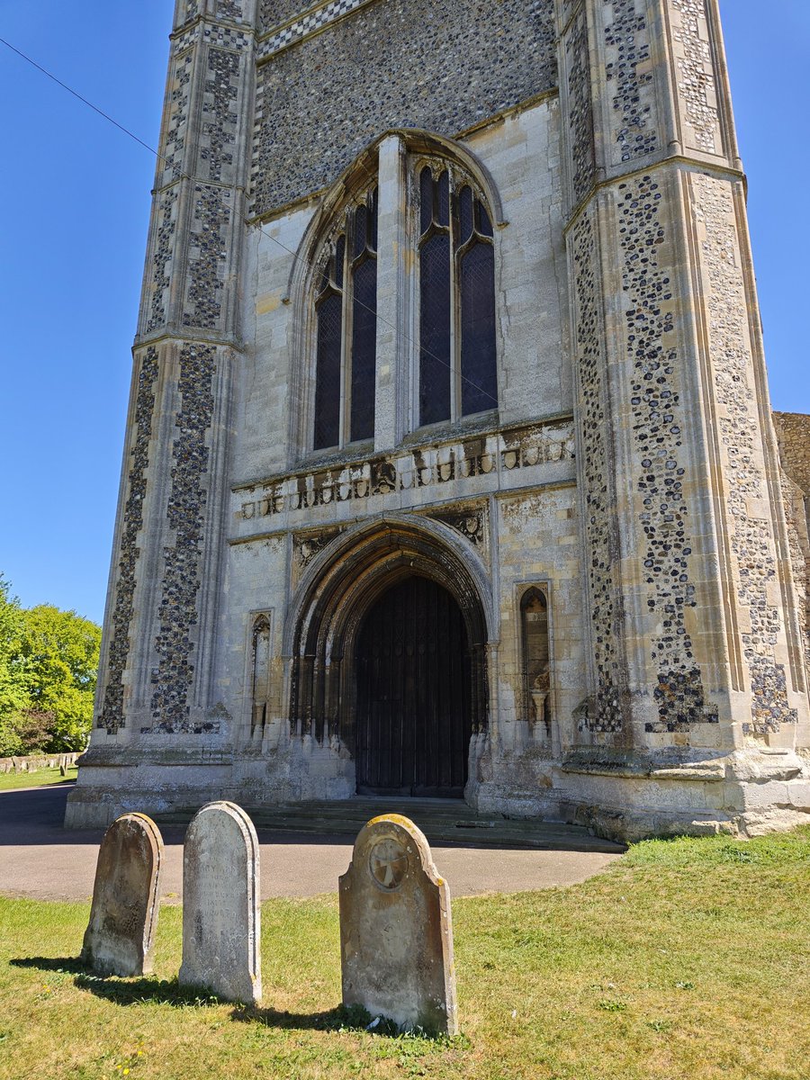 barry_wizard's tweet image. The West window at Wymondham with a stout stone column where one would ordinarily expect to see find tracery
#WindowsonWednesday