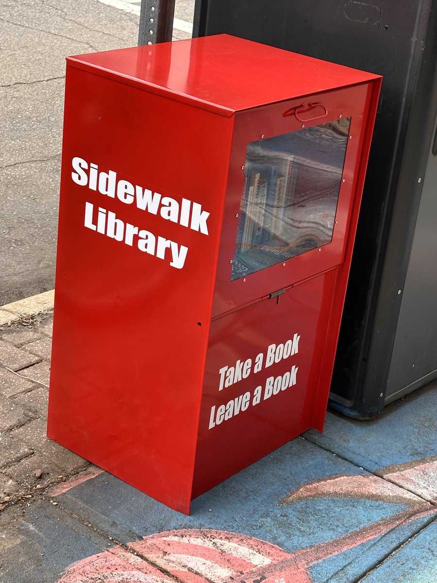 forionpozo's tweet image. Left 11 Books @ Deco Free Book Drop @ W Hargett &amp;amp; S Salisbury St, Raleigh, NC. #raleighspace #BookCrossing #Biography #Literature #History #Humor #Communication #Games #Comics 

Click on link to see titles.   
 bookcrossing.com/hunt/1/36/1969…