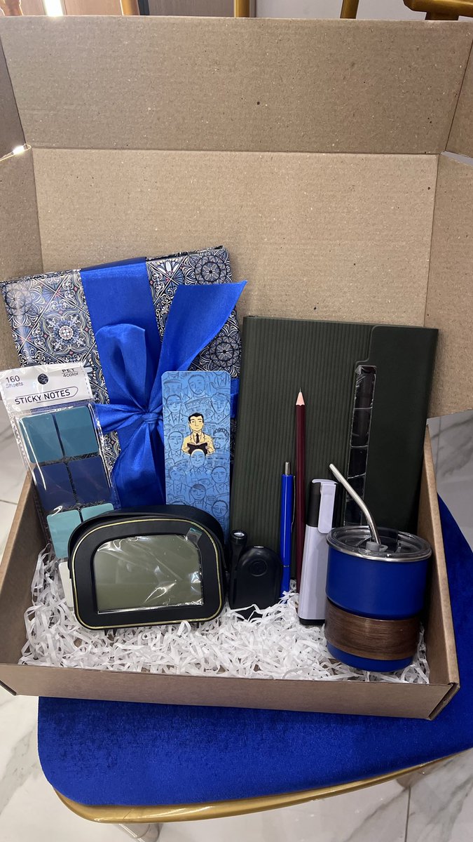 3-4 yil oldin juftim bilan onlayn bookbox sotgandik. Keyin nimadir boʻlib qolib ketdi. Oʻsha ishlarni kitob doʻkonda boshlayapman. Bugun namunaga yasab koʻrdim, yomon chiqmadi deb oʻylayman. Oʻgʻil bolaga tayyorlash ozgina qiyin boʻldi, nima qoʻyishni bilmaydi odam)