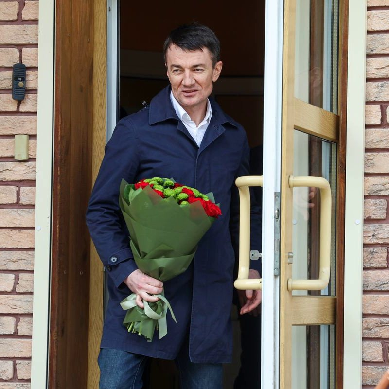 CostinAndriess's tweet photo. Legăturile românești ale lui spionului belarus Alexandru Bălan 

Fostul șef adjunct al SIS (SRI din R Moldova) a fost primit cu flori de KGB-ul din Belarus, unde a fost extrădat după ce a fost arestat în România și acuzat de trădare. Bălan a fost parte dintr-un schimb de spioni efectuat de Chișinău. 

„Preşedintele Republicii Belarus a dat instrucţiuni preşedintelui Comitetului de Securitate de Stat să acorde asistenţă maximă agenţilor noştri de informaţii, care, riscându-şi viaţa şi sănătatea, şi-au îndeplinit cu stoicism şi curaj datoria în numele Patriei”, a declarat adjunctul şefului Direcţiei de anchetă a Comitetului de Securitate de Stat al Belarusului Aleksandr Tarasevici.

Deci Bălan este un personaj foarte important pentru președintele / satrapul Belarusului. 

Dar partea cea mai interesantă e despre legătura lui Bălan cu, desigur, AUR. 

În R. Moldova se vehiculează faptul că Valeriu Munteanu, deputatul AUR (și fratele lui Ruslan Munteanu, fost mână dreaptă la SIS a lui Bălan), "ar fi fost unul dintre oamenii lui Bălan trimiși cu misiuni în România", spunea Anatol Salaru anul trecut. 

Deci există informații credibile că Valeriu Munteanu este/a fost spionul spionului tradător Alexandru Bălan. 

Într-un interviu pentru Carmen Dumitrescu, Șalaru mai spunea că Ruslan Munteanu a fost mâna dreaptă a lui Bălan, și că a fost format de acesta într-ale spionajului. 

"Bălan a lucrat cot la cot cu Ruslan Munteanu la SIS și a fost întotdeauna un mare anti-român. În spațiul public din Republica Moldova se vehiculează faptul că Valeriu Munteanu ar fi fost unul dintre oamenii lui Bălan trimiși cu misiuni în România. Și el ar trebui să clarifice asta. 

Pentru că e inacceptabil ca un deputat în Parlamentul României să fie învinuit de așa ceva. SIS-ul de pe timpul lui Voronin nu poate fi comparat cu SIS-ul de astăzi. Pentru că Valeriu Munteanu are datoria să pună lumină asupra acestor discuții și care trebuie lămurite. Mai ales că toată lumea știe cu ce se ocupa Alexandru Bălan, cum racola studenții care se aflau în România, eu cred că și statul român, și Valeriu Munteanu, au tot interesul să lămurească  aceste acuzații.”

“Ruslan a fost detestat la SIS. A fost trimis acolo șef de direcție economică. Și Bălan era la contraspionaj. Iar Bălan  i-a fost un fel de mentor. Alexandru Bălan e din 2000 angajat la SIS. În 2015 Ruslan Munteanu a devenit vice-director la SIS. Iar Alexandru Bălan a făcut ce a știut el mai bine: s-a ocupat de contraspionaj și de sabotarea României și a tuturor inițiativelor comune. Că România l-a rugat să facă lucruri, a promis că le face și nu le-a mai făcut. A fost implicat în mai multe acțiuni, mai ales în 2009, când erau proteste, el a fost de partea cealaltă și s-a ocupat de reprimarea protestelor. El fiind la contraspionaj a pregătit materialele astfel ca cei din Ambasada Română  să fie declarate persona non-grata, inclusiv ambasadorul. Deci a fost un tip foarte dubios.."
interviul https://t.co/RTKixFrzhv

Emilian Isaila scria anul trecut de un alt personaj din AUR și legăturile lui cu Alexandru Bălan. E vorba de George Scarlat - consilier AUR, un apropiat ai lui Simion, Peiu și Dungaciu, timp de 9 ani consilier în administrația prezidențială a lui Klaus Iohannis.

- Scarșat era diplomat și se afla în ambasada României de la Chișinău în timpul epurărilor făcute atunci de Alexandru Bălan, conform declarațiilor persoanelor din reprezentanța diplomatică, cel mai probabil la ordinul Rusiei. 
- Scarlat a fost consilier la cabinetul demnitarului Dudu Ionescu, conform unor surse din administrația prezidențială.
- Scarlat este unul dintre oamenii responsabili de anularea alegerilor din România,  pentru că acesta a lucrat în cabinetul lui Iohannis chiar intr-un departament care avea respobsabilitatea de a-l avertiza pe președinte de pregatirea unui atac hibird rusesc, ca cel care l-a propulsat pe Georgescu in primul tur. 

Devenit brusc după președinția lui Iohannis un înfocat susținător al lui Georgescu, Scarlat era angajat al administratiei prezidentiale iohaniste in momentul in care alegerile au fost anulate, deci

-  Scarlat este printre cei responsabili nu doar de atacul hibrid rusesc, dar si de anularea alegerilor, despre care acum ne spune ca a fost un act dictatorial etc. 

cititi aici https://t.co/pxoMmWLYZU