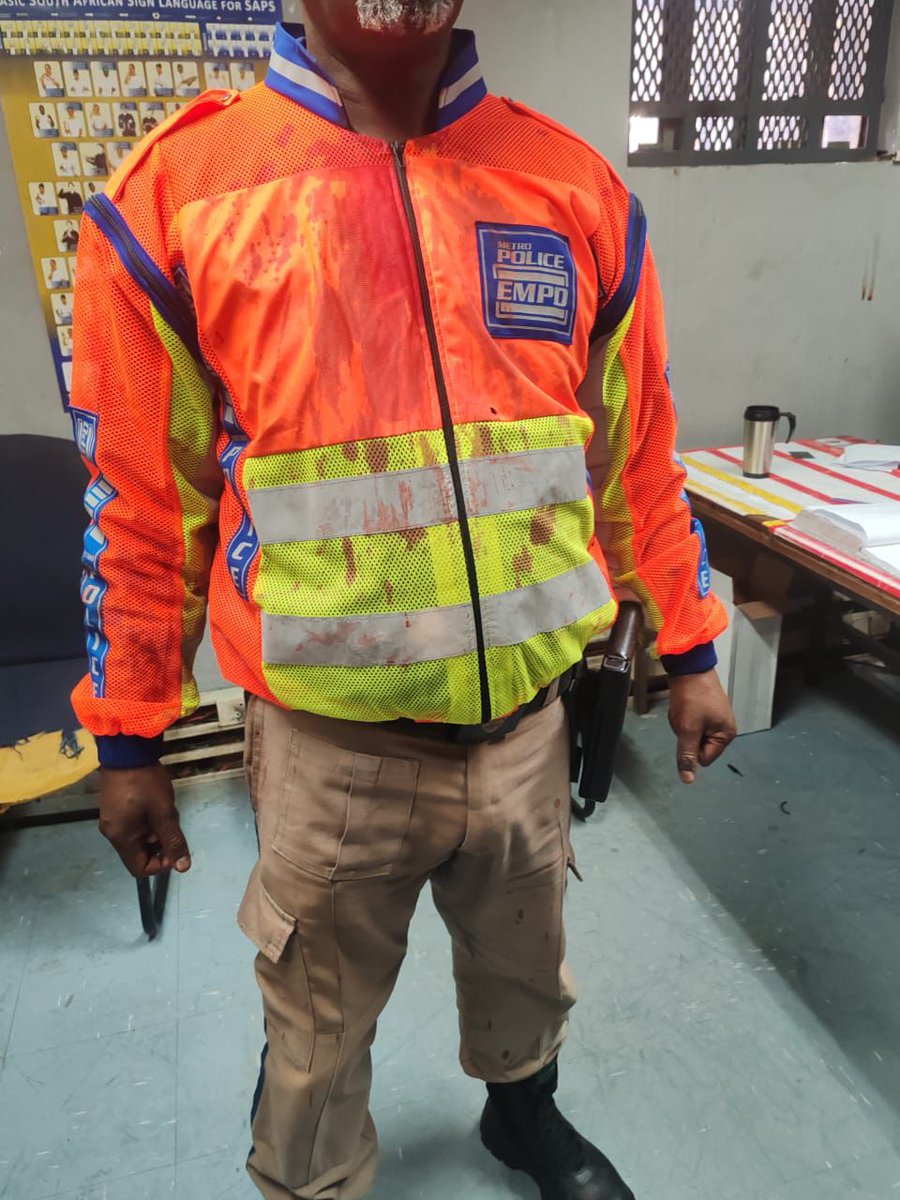 lnnocent191535's tweet image. 🚨 Suspect arrested for attacking EMPD officer in Thokoza. Officer stabbed on head during argument, but fought back &amp;amp; overpowered suspect.
Facing charges, suspect to appear in Palm Ridge Magistrate's Court soon.

 #EMPD #Thokoza 
#SafetyMatters
