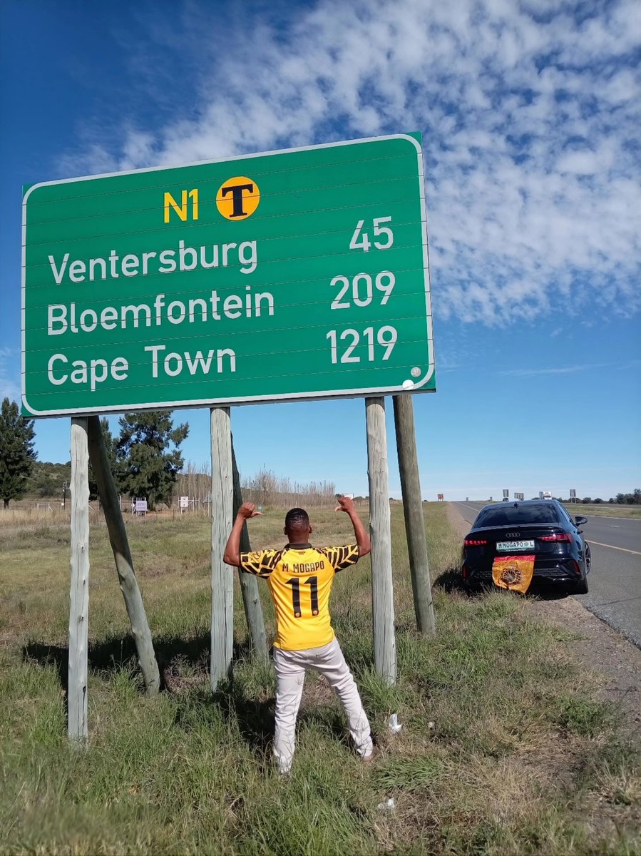 4MM0811's tweet photo. @KaizerChiefs Here to support our boys 💛✌️#Khosified https://t.co/Imy59yYKvm