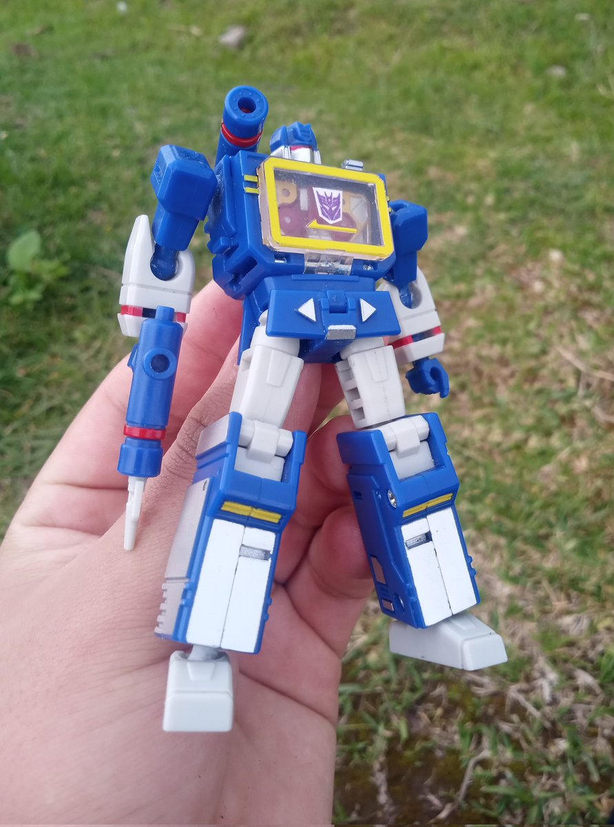The_carttonist's tweet photo. Ayer salí con mi hermano y aproveché en tomar estas fotos
Que opinan?
#transformers #soundwave #pockettoys #legendsclass https://t.co/mmJQFfThi2
