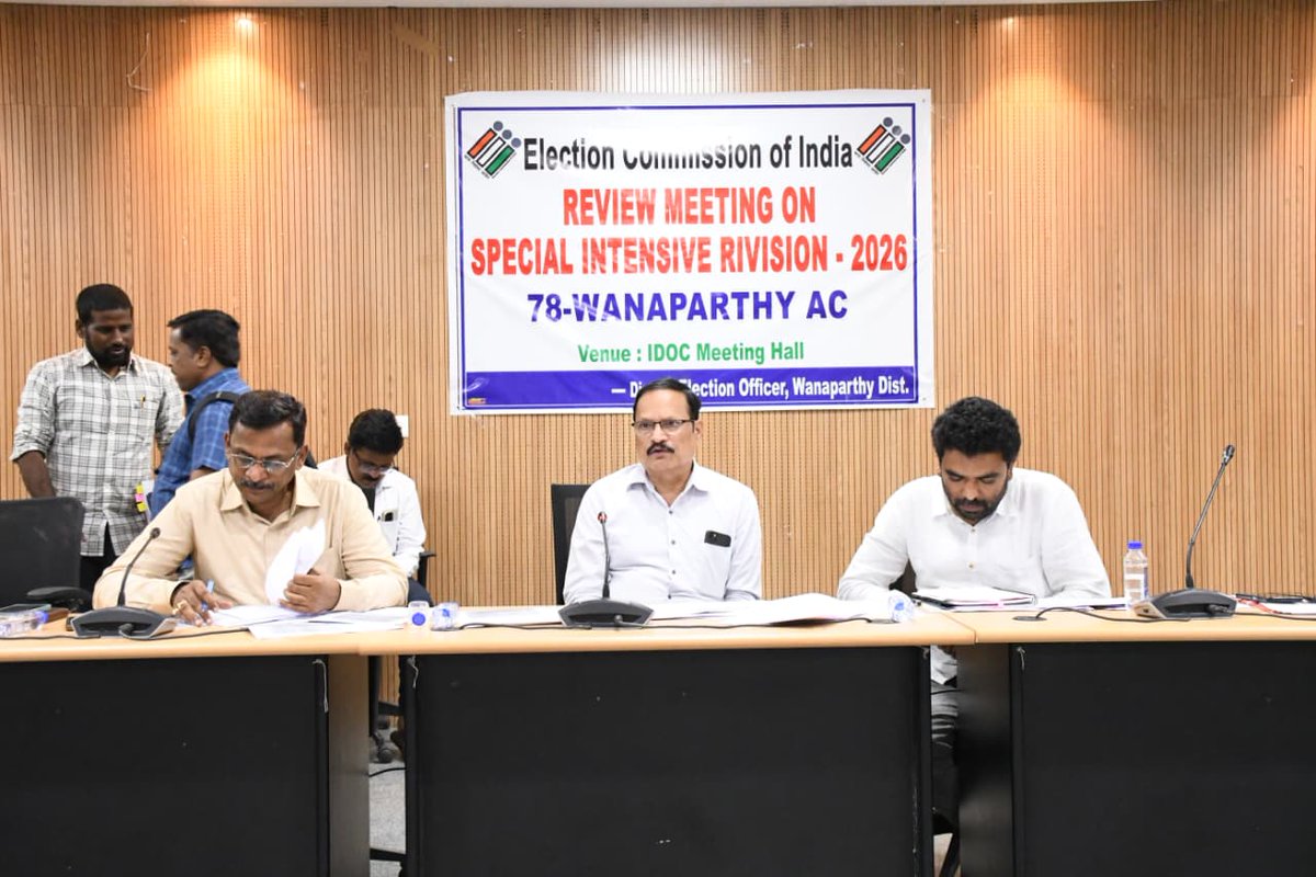 DPRO_WANAPARTHY's tweet image. ఈ సమావేశంలో ఆర్డీవో సుబ్రహ్మణ్యం, తహసీల్దార్లు మరియు ఇతర సంబంధిత అధికారులు పాల్గొన్నారు. @Collector_WNP  #collector #collectorwanaparthy #additionalcollectorrevenue #RDO #tahsildars #VoterMapping #blos @IPRTelangana