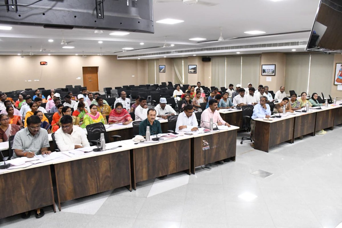 DPRO_WANAPARTHY's tweet image. ఈ సమావేశంలో ఆర్డీవో సుబ్రహ్మణ్యం, తహసీల్దార్లు మరియు ఇతర సంబంధిత అధికారులు పాల్గొన్నారు. @Collector_WNP  #collector #collectorwanaparthy #additionalcollectorrevenue #RDO #tahsildars #VoterMapping #blos @IPRTelangana