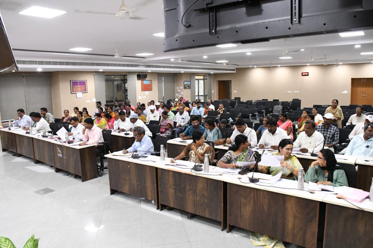 DPRO_WANAPARTHY's tweet image. ఈ సమావేశంలో ఆర్డీవో సుబ్రహ్మణ్యం, తహసీల్దార్లు మరియు ఇతర సంబంధిత అధికారులు పాల్గొన్నారు. @Collector_WNP  #collector #collectorwanaparthy #additionalcollectorrevenue #RDO #tahsildars #VoterMapping #blos @IPRTelangana