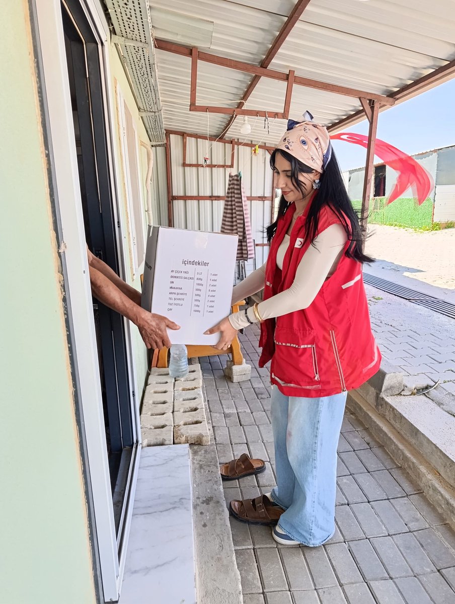 TKHataySubesi's tweet photo. Kızılay Hatay olarak memleketimizin her ilçesinde,her sokağında iyiliğin sembolü oluyoruz.Bir çocuğun gözündeki parıltıdan,bir yaşlımızın ettiği duadan alıyoruz motivasyonumuzu.İyilik,bir evin kapısından girdiğinde sadece eksikleri gidermiyor; yalnız olmadıklarını hissettiriyor https://t.co/RO5teY2Nxe