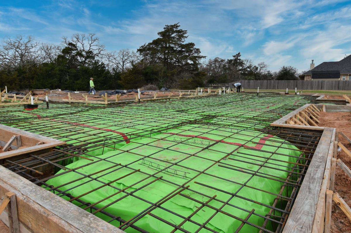 UBuildItHGC's tweet image. Concrete is strong under pressure—but weak in tension. Rebar reinforcement gives a slab the strength it needs to resist cracking and movement over time. It’s what keeps foundations solid for decades. #Concrete #Founations #Rebar #Foundation #Strength #Reinforcement #Slab #Tension