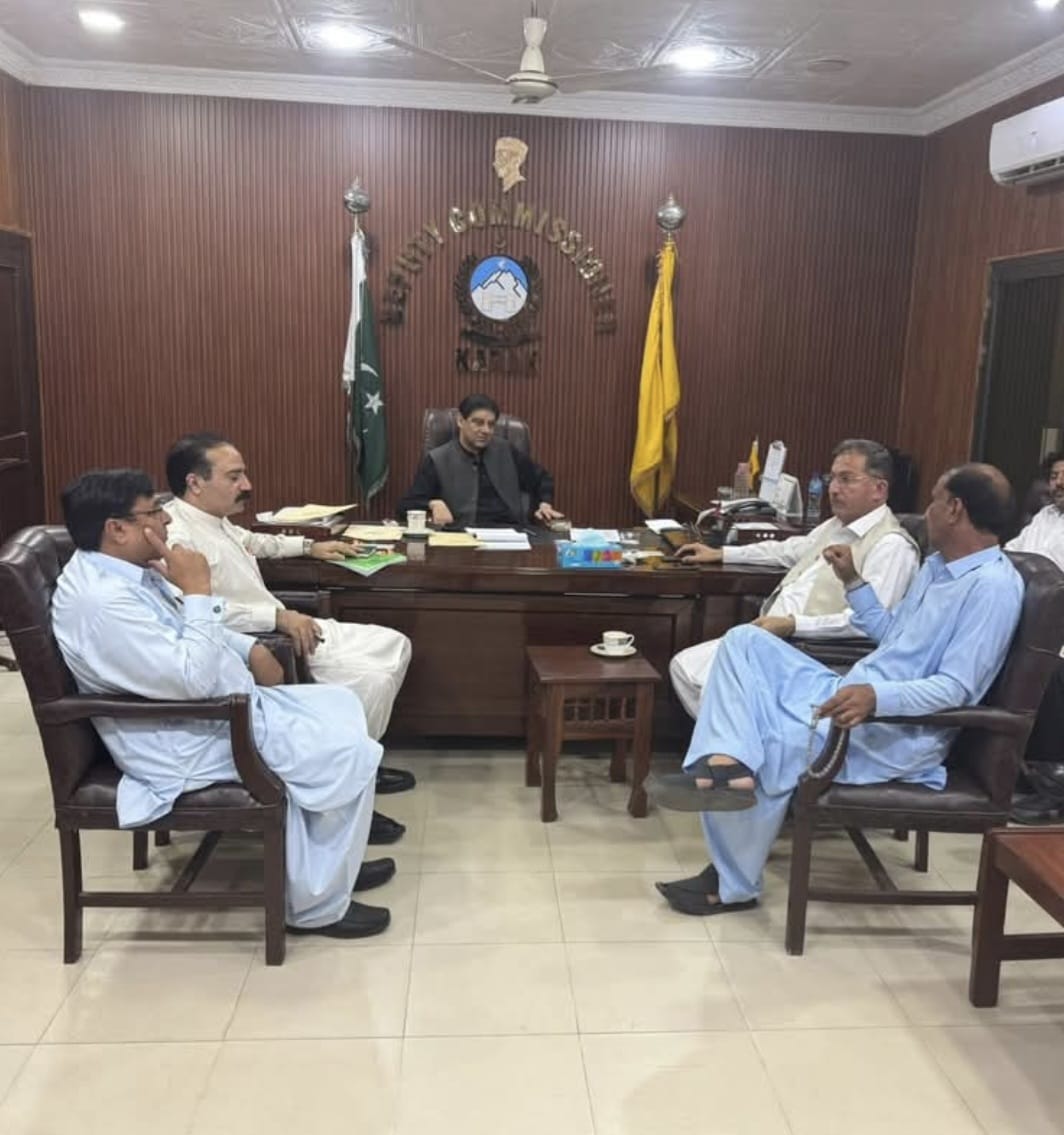 KDDPRoyaltyFund's tweet image. کرک ایریا ڈیویلپمنٹ پراجیکٹ کے تحت اہم اجلاس، جس میں ضلع بھر کی سڑکوں کے منصوبوں کا جائزہ لیا گیا۔ ترقیاتی کام تیز کرنے اور معیاری و بروقت تکمیل پر زور دیا گیا تاکہ عوام کو بہتر سفری سہولیات فراہم کی جا سکیں۔

#Karak #Development #KADP