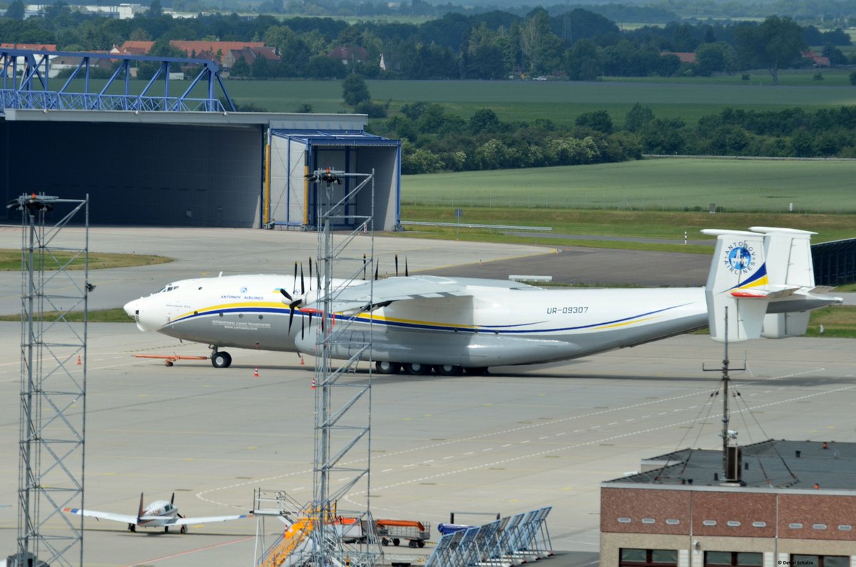 PlanSpott's tweet photo. #Antonov #AN22A #Antei UR-09307 at Leipzig Airport (#LEJ), June 10, 2017
@AntonovFans @AirlinesAntonov https://t.co/LpFWqrSfAv