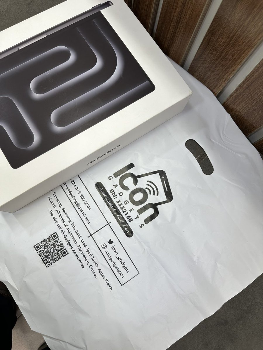 _VALKlNG's tweet image. Just got this MacBook Pro 2025 M5 chip from @Icon_Gadgets.

Omo 2.2m just to use am watch film 😔