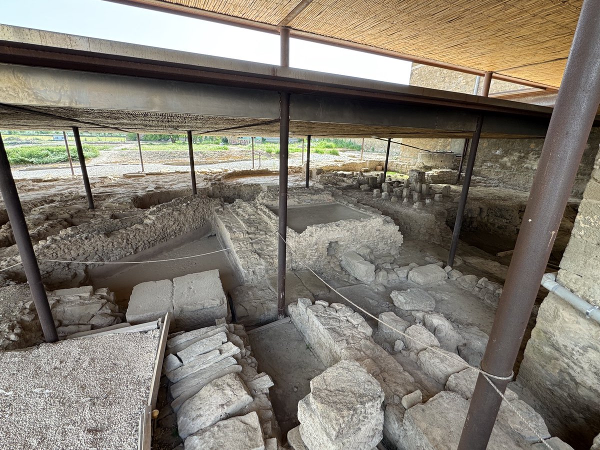 EscolaFlix's tweet photo. Avui l’alumnat de 1r ha gaudit d’una visita guiada al poble i museu de Guissona de la mà de Blanca del @MuseudeGuissona 
També hem pogut millorar els sabers del projecte sobre alimentació amb la visita a les instal·lacions del grup Bon Àrea. 
Gràcies @BatlleJoan per la gestió! 🫶🏼 https://t.co/yEHrBnGHOz