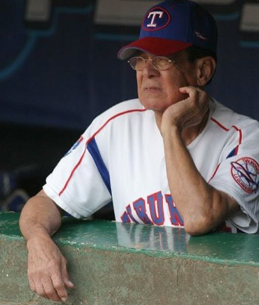 webnotitarde's tweet photo. #Deportes | ⚾👏 La Liga Mayor de Béisbol Profesional (LMBP) informó que este #29Abr retirará el número 11 y rendirá homenaje al gran Luis Aparicio Montiel, único venezolano exaltado al Salón de la Fama de Cooperstown, en el marco de su cumpleaños 92. 

📸: lmbp_ve https://t.co/CDNhGHcURd