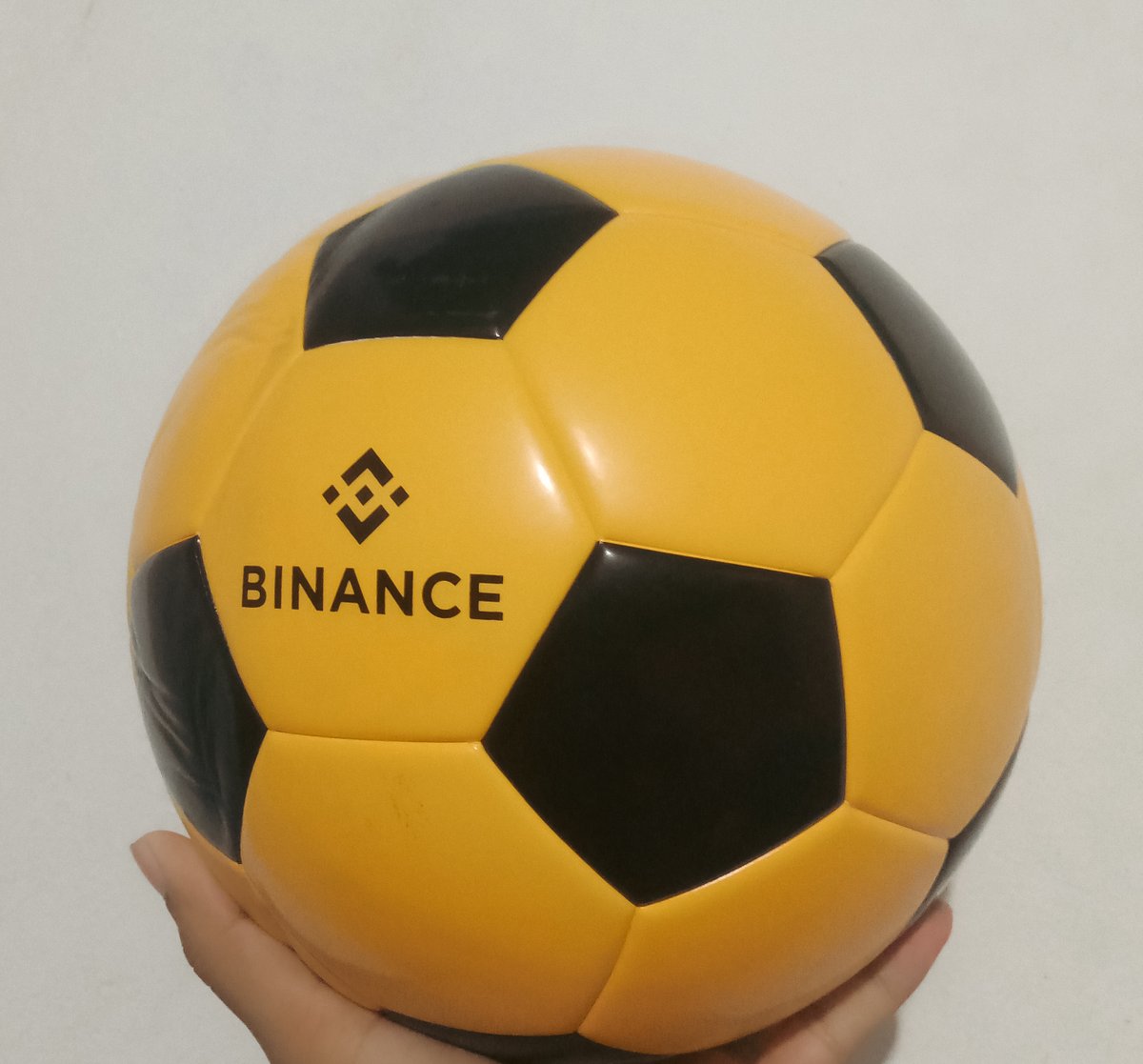 Thank you so much to <a href="/MrKaizenBNB/">kaizenbnb</a> for this beautiful Binance Football Gift. 🎁⚽🔶🥳🎉