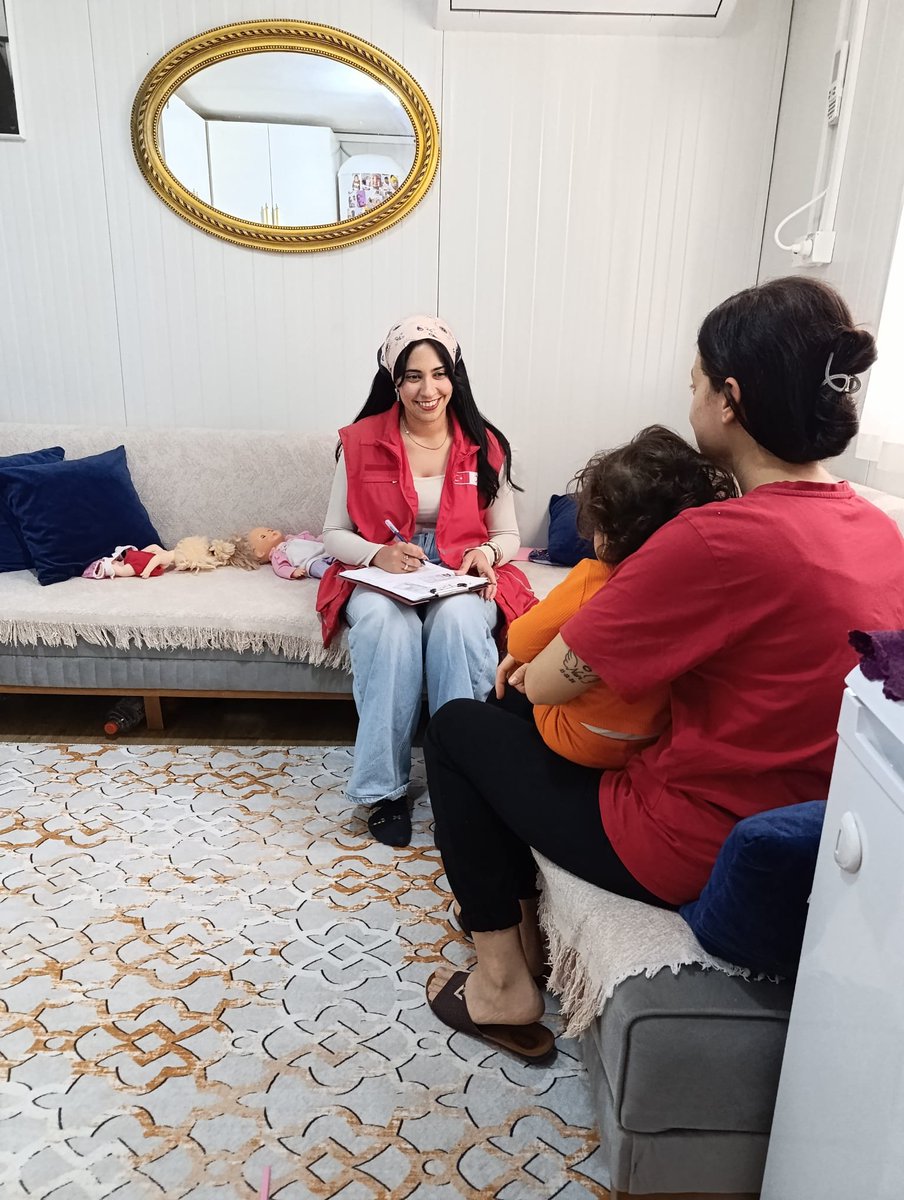 TKHataySubesi's tweet photo. Kızılay Hatay olarak memleketimizin her ilçesinde,her sokağında iyiliğin sembolü oluyoruz.Bir çocuğun gözündeki parıltıdan,bir yaşlımızın ettiği duadan alıyoruz motivasyonumuzu.İyilik,bir evin kapısından girdiğinde sadece eksikleri gidermiyor; yalnız olmadıklarını hissettiriyor https://t.co/RO5teY2Nxe