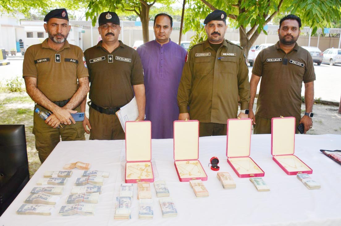 Gujrat_Police's tweet photo. گجرات پولیس نے شہریوں کے ساتھ فراڈ اور نوسر بازی کی وارداتیں کرنے والا بین الاضلاعی فراڈیا ٹریس کر کے گرفتار کر لیا 
ملزم کے قبضے سے 37 لاکھ روپے نقدی 80 گرام سونا مالیتی33  لاکھ روپے برآمد https://t.co/kxOpYiZRqK