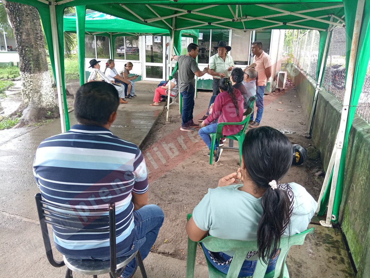 Prensalibcasan's tweet photo. #DenunciaCiudadana "En el ICA acá en Yopal una cantidad de gente haciendo fila bajo la lluvia, en unas sillas en mal estado y desde las 7:00 de la mañana las oficinas sin sistema"   @ICACOLOMBIA https://t.co/Bo2dIRmJHq